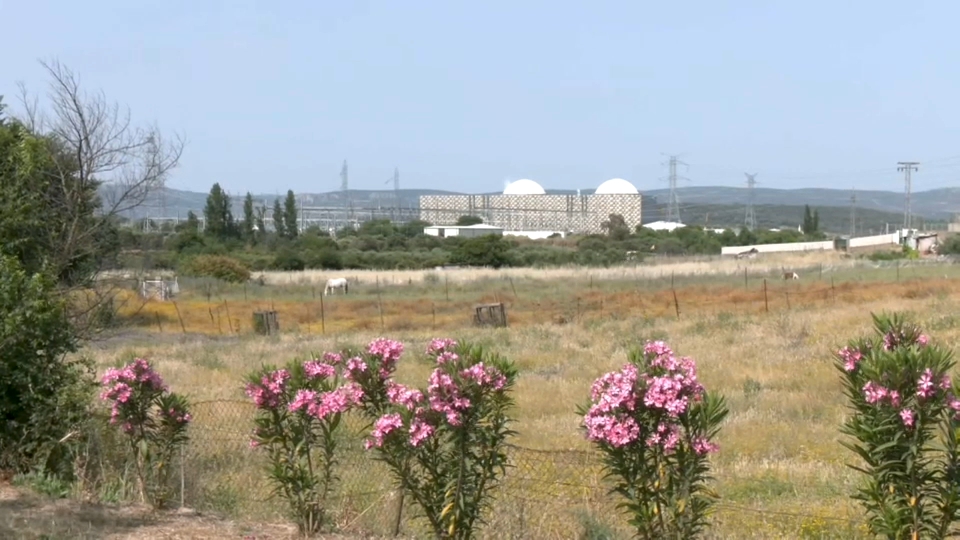 Ecologistas en Acción de Extremadura ha lamentado la "preocupante inseguridad" de la Central Nuclear de Almaraz tras el "último fallo de seguridad" detectado y que es el "segundo que se produce este mes".  En este caso se ha registrado una parada automática de la Unidad I por la anomalía en una fase del transformador, "aparentemente relacionada con el deterioro de ciertos componentes de las instalaciones", ha apuntado la organización en nota de prensa.  Ecologistas en Acción ha recalcado que la Central Nuclear de Almaraz ha superado "con creces su tiempo de vida útil" y que es un "peligro" para la población circundante.  Además, ha recordado que estas instalaciones "nunca debieron haberse construido", que son una "fuente permanente de peligro y de residuos de imposible gestión" y que los operadores, Iberdrola, Endesa y Naturgy, "se han estado enriqueciendo a costa de la ciudadanía a cambio de dejar unos residuos cuya gestión va a durar miles de años y que no les va a suponer ninguna carga económica".  De este modo, Ecologistas en Acción de Extremadura ha exigido al gobierno que no se plantee ningún tipo de prórroga para el cierre y, "si acaso, un adelanto si la precaria situación de estas peligrosas instalaciones lo requiere".  "Por este motivo el intento del PP y Vox en el Congreso de los Diputados con la abstención de Junts per Catalunya de extender la vida útil de las centrales nucleares y de dejar en manos de las eléctricas la toma de decisiones al respecto de las cuestiones energéticas, pone de manifiesto la servidumbre de los grandes partidos al oligopolio energético", ha manifestado.  Así, entiende que la propuesta de dichos partidos pretende limitar la capacidad de los gobiernos para establecer la política energética, la deja "bajo control" de las empresas nucleares y busca dar continuidad a estas plantas, "sin fecha de cierre hasta que los operadores lo estimen conveniente o el Consejo de Seguridad Nuclear lo exija".  Además, ha abundado en que propone modificar el 7º Plan General de Residuos Radiactivos