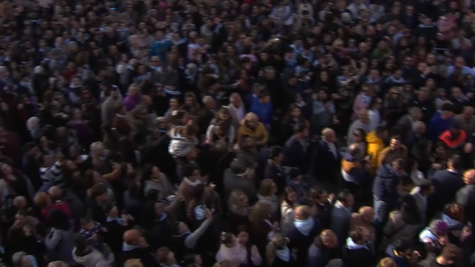 A las 9 y media de la mañana, la Virgen de la Aurora emprendía su particular carrerita hasta el Cristo Resucitado.  Son 100 metros en apenas 20 segundos. El encuentro entre madre e hijo es uno de los momentos más singulares de este Domingo de Resurrección.  Antes de la carrera, las cofradías se reúnen para preparar el encuentro. Los Hermanos de la Aurora no solo esperan... también realizan el sorteo para saber quiénes serán los afortunados que corran con las andas.     ((desde día antes se vive con emoción, desde el sorteo desenado ir, apuntarnos, buscar coimpañeros... Por la mañana te levantas que parece que no duermes))  En la calle, la gente se agolpa desde bien temprano para conseguir el mejor lugar... y vivir la tradición de cerca.     ((me gusta venir pero es muy temprano // con mucha alegría, esto ha sido de siempre , es un sentimiento muy grande // Alguna genteno lo entiende, pero nosotros que lo hacemos desde pequeñoitos, es un día especial))     Una fiesta declarada de Interés Turístico Regional desde 2007 que los villanovenses esperan con devoción cada año. 
