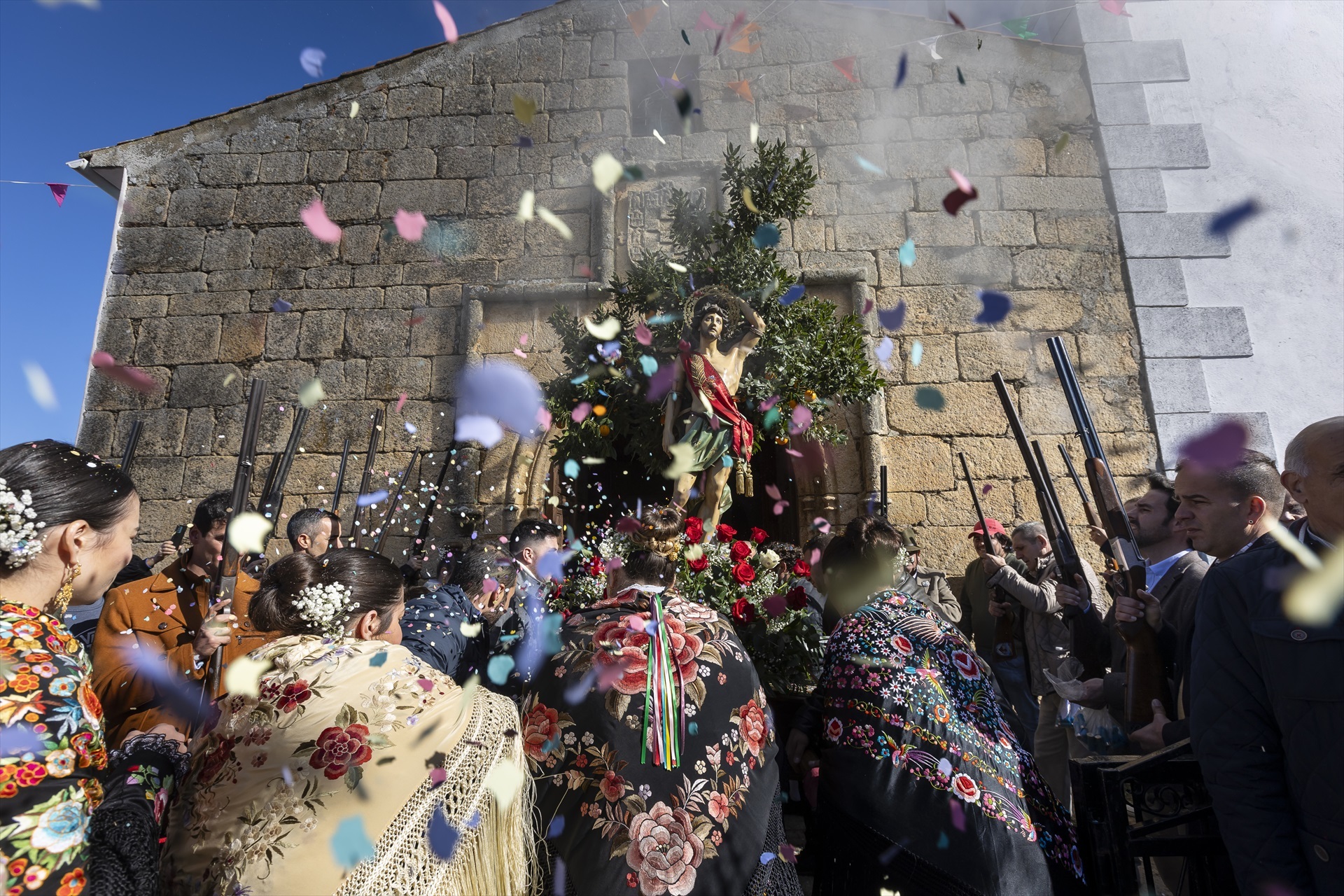 San Sebastián entra en la iglesia, durante la fiesta de las Carantoñas de Acehúche. Foto: Jorge Armestar / Europa Press