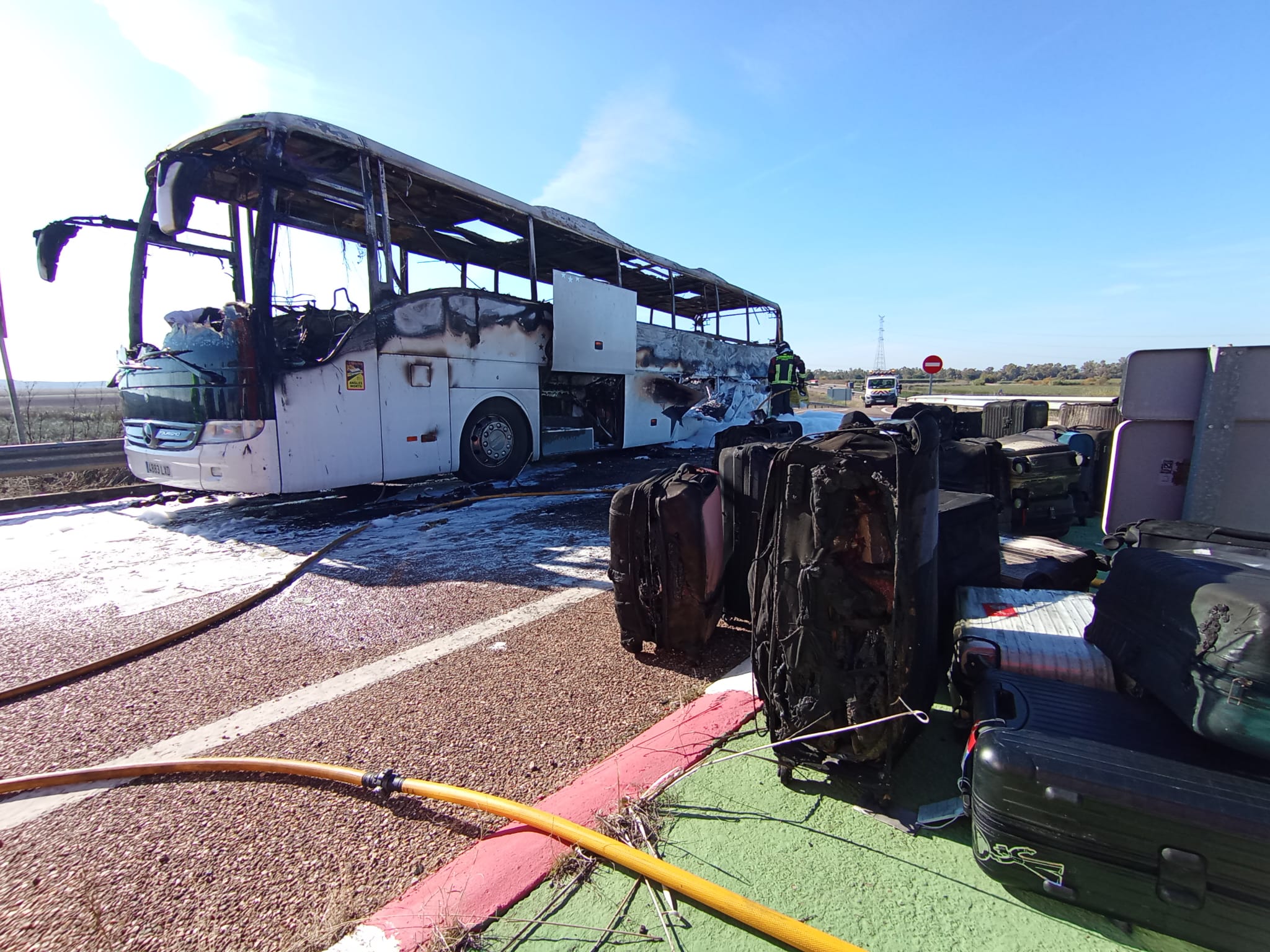 Autobús calcinado en la A-5