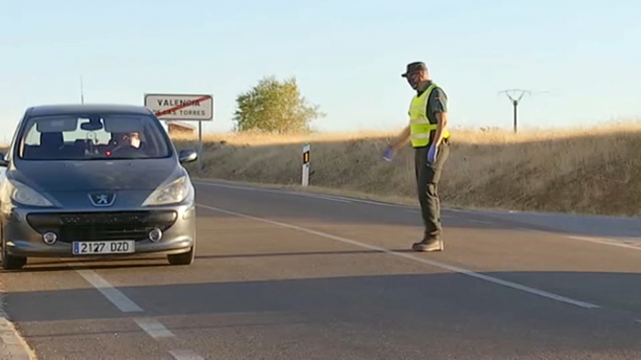Un guardia civil para un vehículo en la salida de Valencia de las Torres