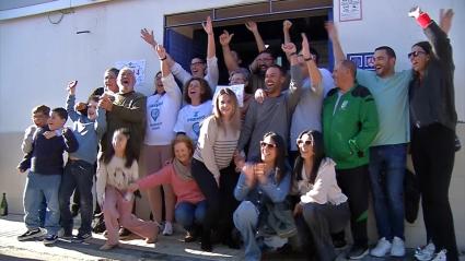 Vecinos de La Roca de la Sierra celebrando el segundo premio de la Lotería de Navidad.