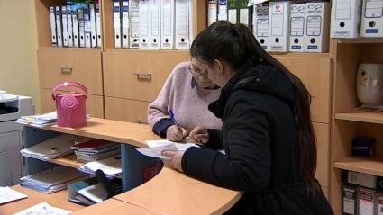 Una madre rellenando la solicitud de escolarización