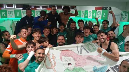 Los jugadores del Villanovense celebran su victoria ante el Xerez Deportivo.