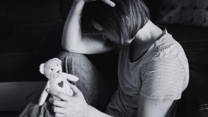 Madre triste tras la pérdida de su bebé
