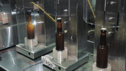 Interior de una fábrica de cerveza artesana