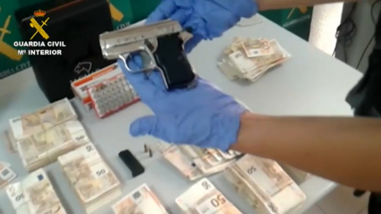 Incautación de dinero y armas tras una operación de la guardia civil