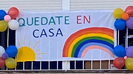 Uno de los carteles de "Quédate en casa" que se colgaron en los balcones durante el confinamiento