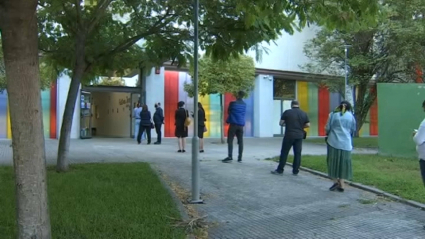Colas esta mañana para hacerse la PCR en la Factoría Joven de Badajoz