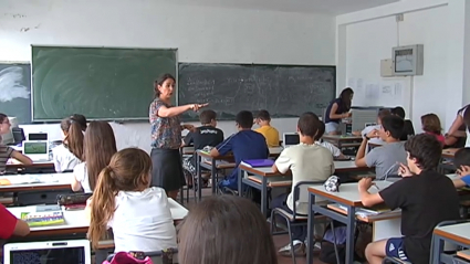 Maestra dando clases