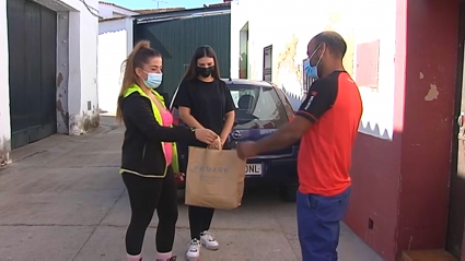 Unas vecinas entregan ropa a Rachid