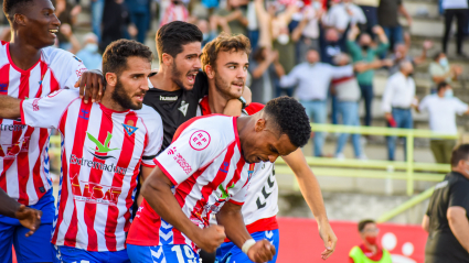 La plantilla del Don Benito celebra el 2-2 ante el Mérida