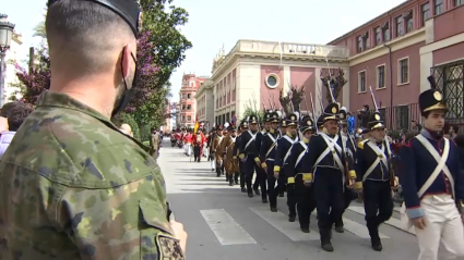 Desfile de los recreadores por la avenida de Huelva en Badajoz