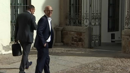 Los promotores de la mina de litio a su llegada al Ayuntamiento de Cáceres