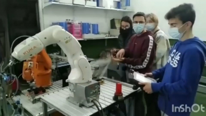 Alumnos del IES Santiago Apóstol de Almendralejo en el taller de robótica
