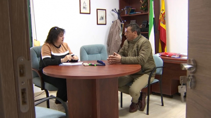 La alcaldesa de Gévora atendiendo a uno de los afectados por las inundaciones