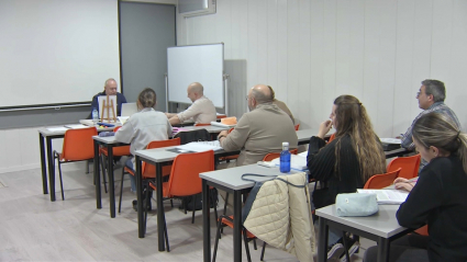Aspirantes preparándose en una academia para el proceso de estabilización