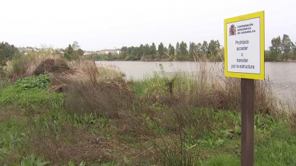 Cartel de acceso al azud de la pesquera 