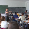 Maestra dando clases 