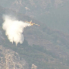 Un hidroavión descarga agua en el incendio de Las Hurdes.