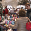 Clientes en un centro comercial en fechas navideñas. 