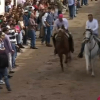 Dos jinetes galopan en la calle Corredera de Arroyo de la Luz