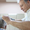 Peluquero mostrando sus destrezas con las tijeras.