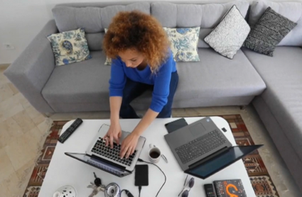 Mujer trabajando desde casa