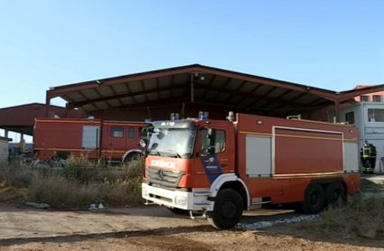 Bomberos en planta de residuos Movilex de Lobón