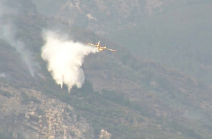 Un hidroavión descarga agua en el incendio de Las Hurdes.