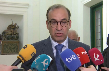Imagen del alcalde cacereño atendiendo a los medios de comunicacion.